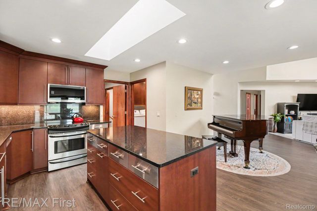 601 Brookwood Lane E, Rochester Hills, MI 48309