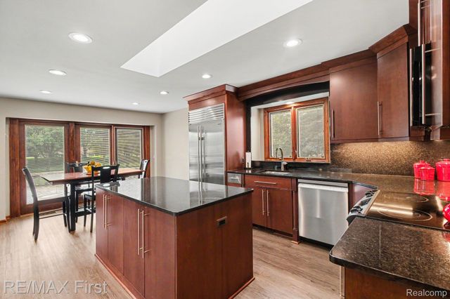 601 Brookwood Lane E, Rochester Hills, MI 48309
