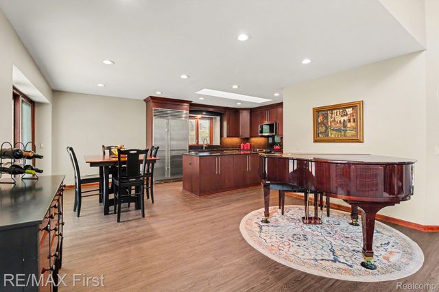 601 Brookwood Lane E, Rochester Hills, MI 48309