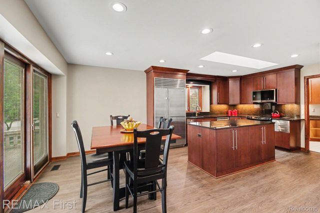 601 Brookwood Lane E, Rochester Hills, MI 48309