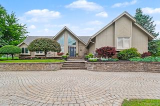 601 Brookwood Lane E, Rochester Hills, MI 48309