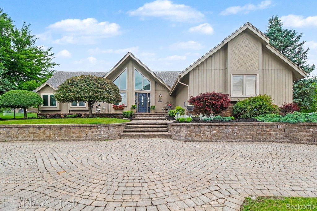601 Brookwood Lane E, Rochester Hills, MI 48309