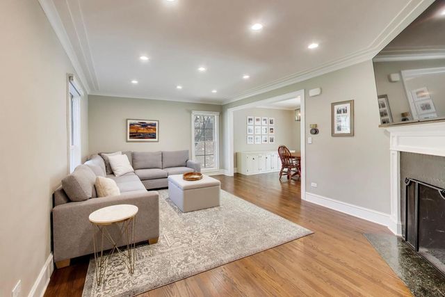 527 E Mayfair Road, Arlington Heights, IL 60005