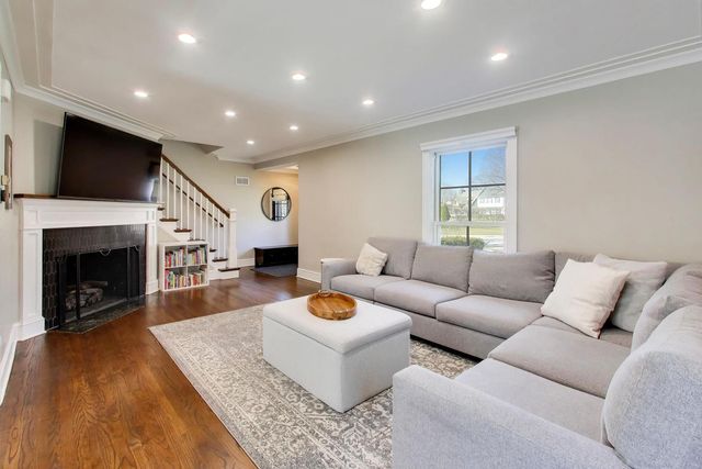 527 E Mayfair Road, Arlington Heights, IL 60005