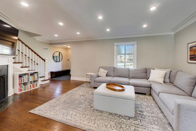 527 E Mayfair Road, Arlington Heights, IL 60005