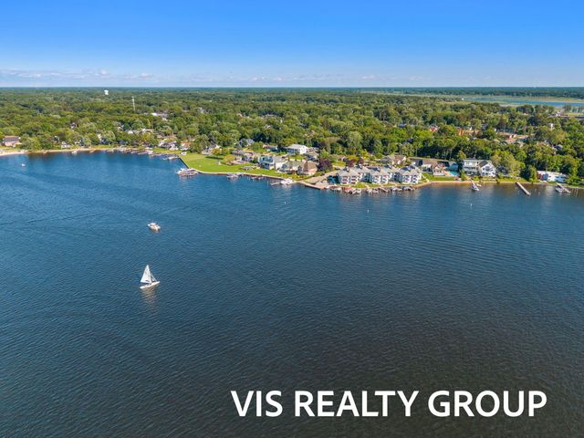 400 Lakeview Court 8B, Spring Lake Vllg, MI 49456