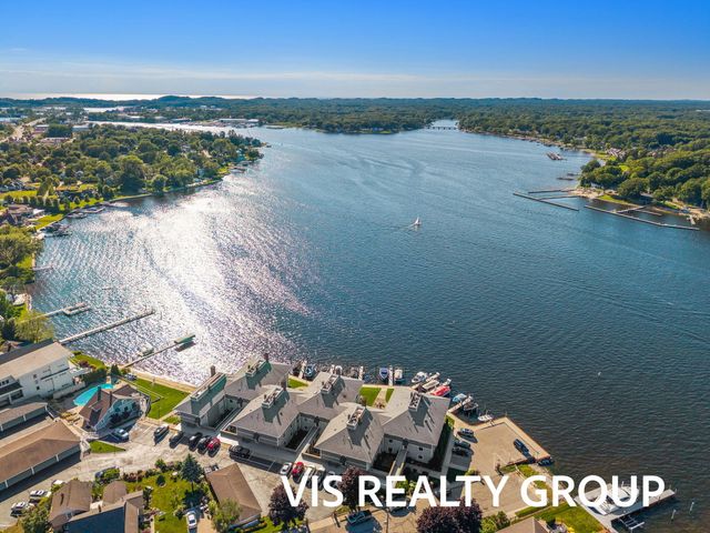 400 Lakeview Court 8B, Spring Lake Vllg, MI 49456