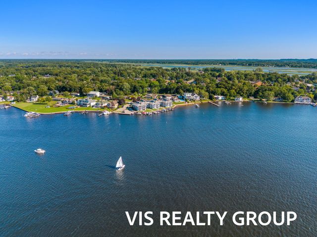 400 Lakeview Court 8B, Spring Lake Vllg, MI 49456
