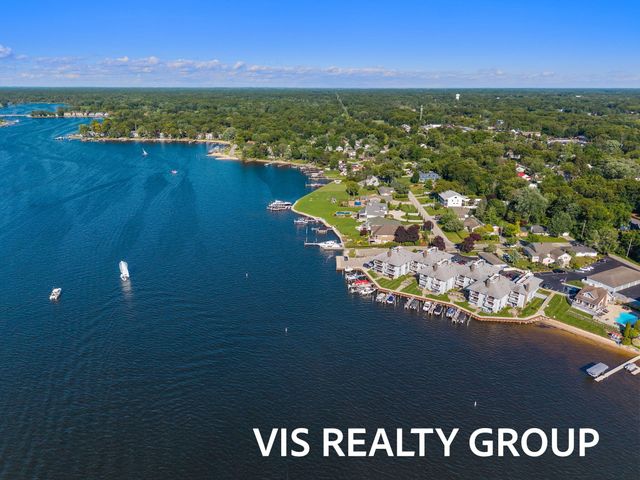 400 Lakeview Court 8B, Spring Lake Vllg, MI 49456