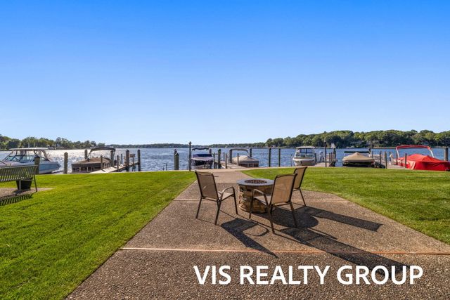 400 Lakeview Court 8B, Spring Lake Vllg, MI 49456