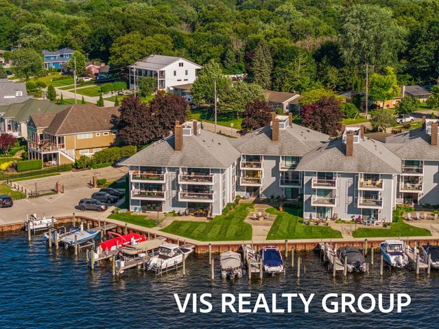 400 Lakeview Court 8B, Spring Lake Vllg, MI 49456