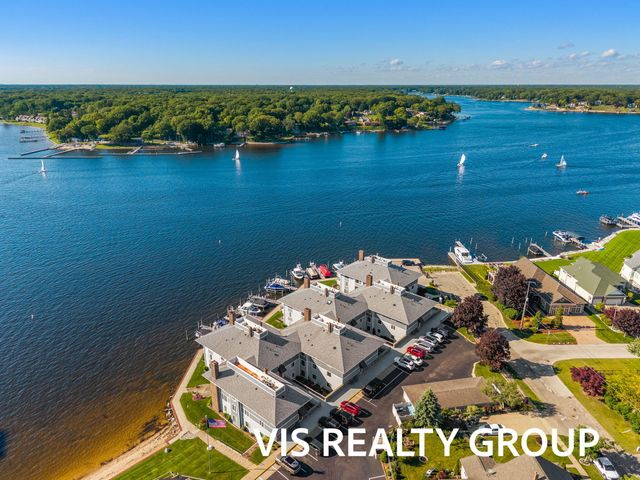 400 Lakeview Court 8B, Spring Lake Vllg, MI 49456