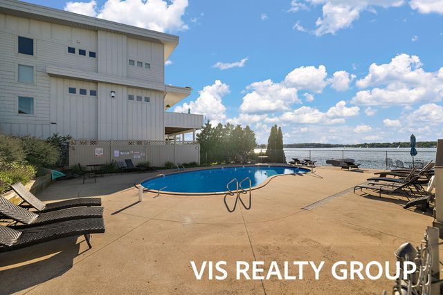 400 Lakeview Court 8B, Spring Lake Vllg, MI 49456