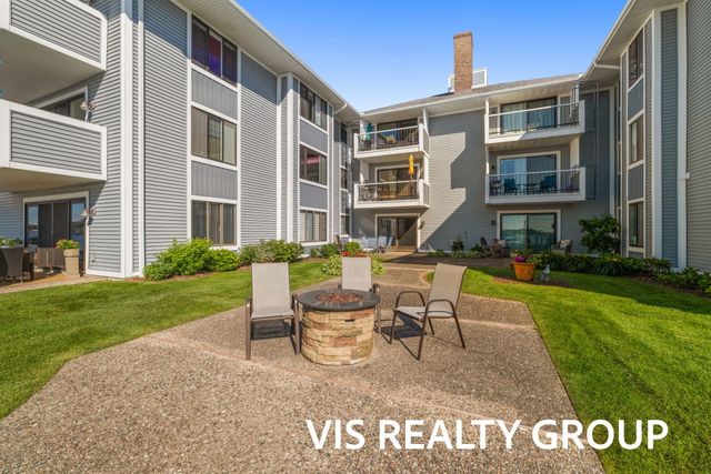 400 Lakeview Court 8B, Spring Lake Vllg, MI 49456