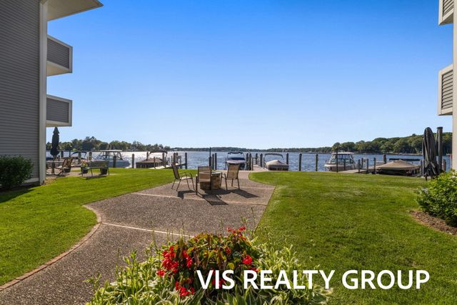 400 Lakeview Court 8B, Spring Lake Vllg, MI 49456