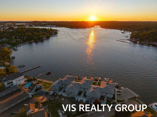 400 Lakeview Court 8B, Spring Lake Vllg, MI 49456