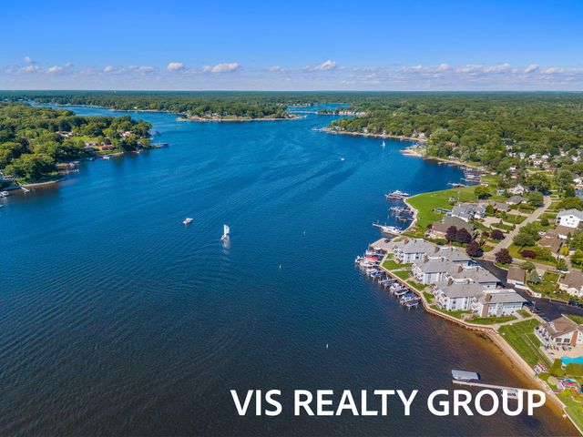 400 Lakeview Court 8B, Spring Lake Vllg, MI 49456
