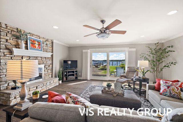 400 Lakeview Court 8B, Spring Lake Vllg, MI 49456