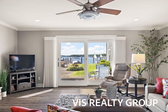 400 Lakeview Court 8B, Spring Lake Vllg, MI 49456