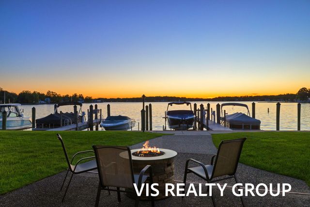400 Lakeview Court 8B, Spring Lake Vllg, MI 49456