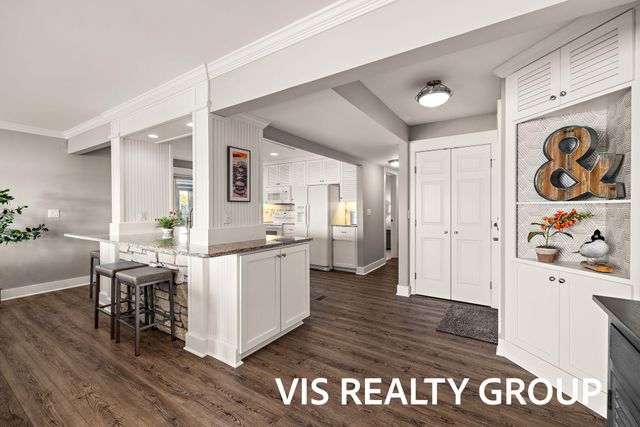 400 Lakeview Court 8B, Spring Lake Vllg, MI 49456