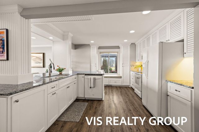 400 Lakeview Court 8B, Spring Lake Vllg, MI 49456