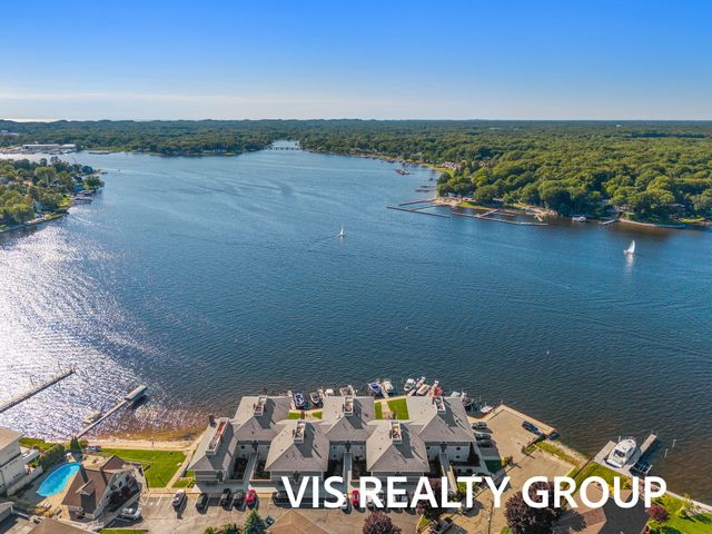 400 Lakeview Court 8B, Spring Lake Vllg, MI 49456