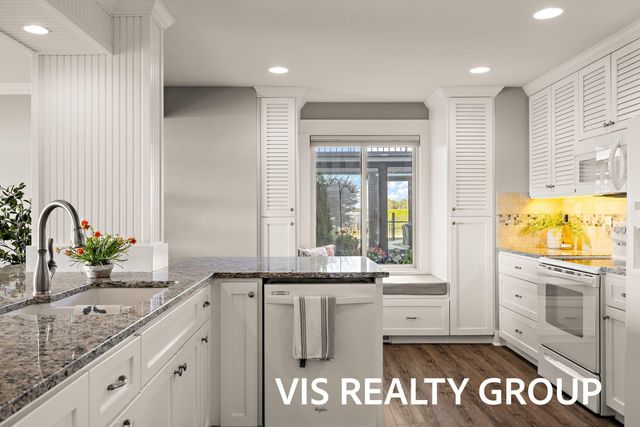 400 Lakeview Court 8B, Spring Lake Vllg, MI 49456
