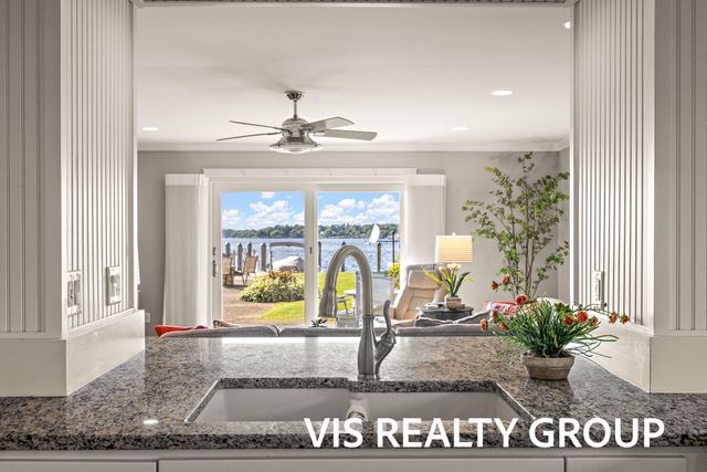 400 Lakeview Court 8B, Spring Lake Vllg, MI 49456