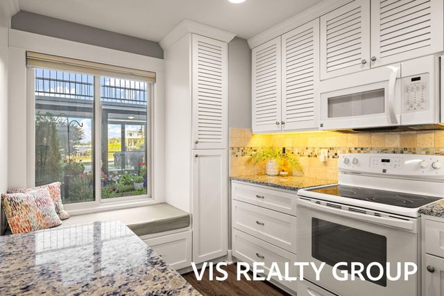 400 Lakeview Court 8B, Spring Lake Vllg, MI 49456