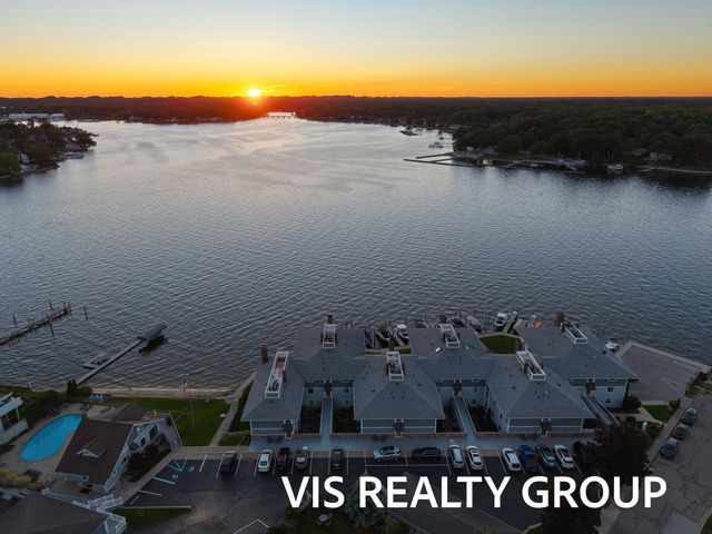 400 Lakeview Court 8B, Spring Lake Vllg, MI 49456