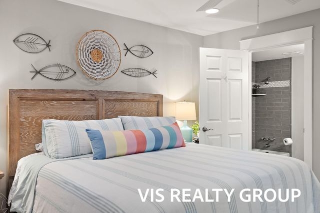 400 Lakeview Court 8B, Spring Lake Vllg, MI 49456