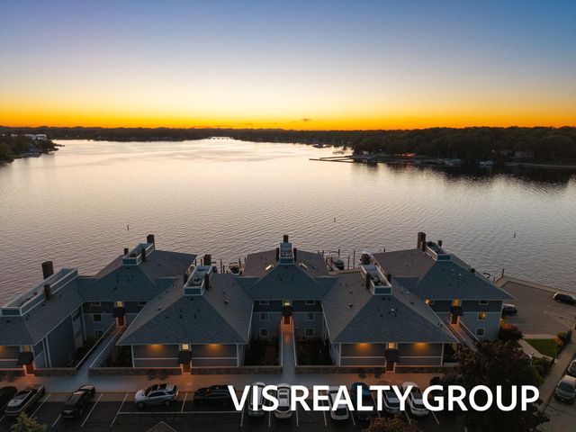 400 Lakeview Court 8B, Spring Lake Vllg, MI 49456