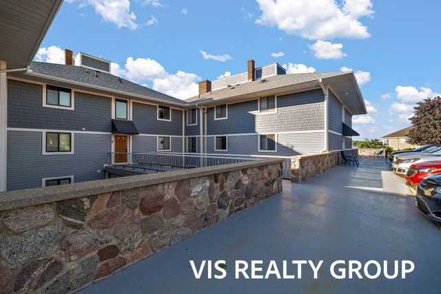 400 Lakeview Court 8B, Spring Lake Vllg, MI 49456