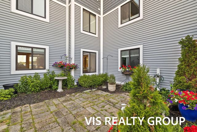 400 Lakeview Court 8B, Spring Lake Vllg, MI 49456