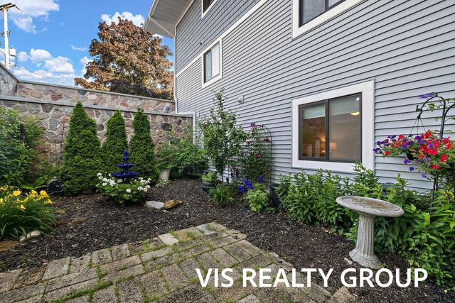 400 Lakeview Court 8B, Spring Lake Vllg, MI 49456