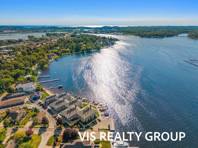 400 Lakeview Court 8B, Spring Lake Vllg, MI 49456