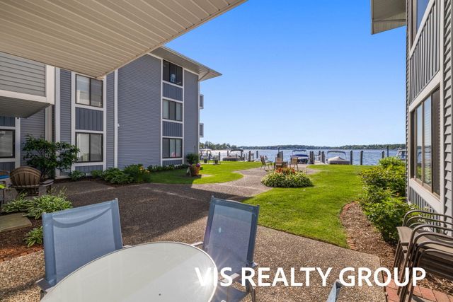 400 Lakeview Court 8B, Spring Lake Vllg, MI 49456