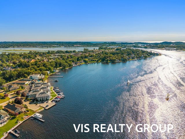 400 Lakeview Court 8B, Spring Lake Vllg, MI 49456