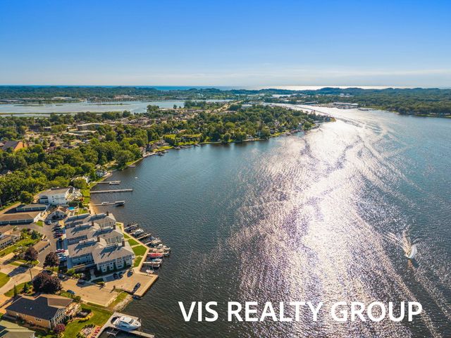 400 Lakeview Court 8B, Spring Lake Vllg, MI 49456