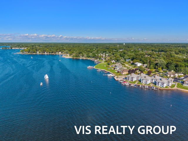 400 Lakeview Court 8B, Spring Lake Vllg, MI 49456