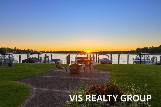 400 Lakeview Court 8B, Spring Lake Vllg, MI 49456