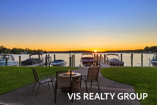 400 Lakeview Court 8B, Spring Lake Vllg, MI 49456