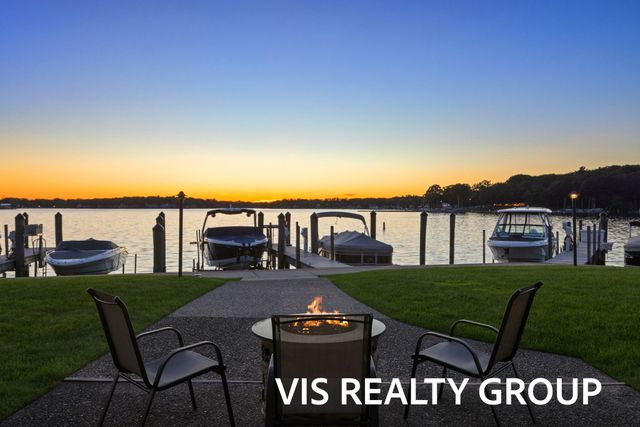 400 Lakeview Court 8B, Spring Lake Vllg, MI 49456
