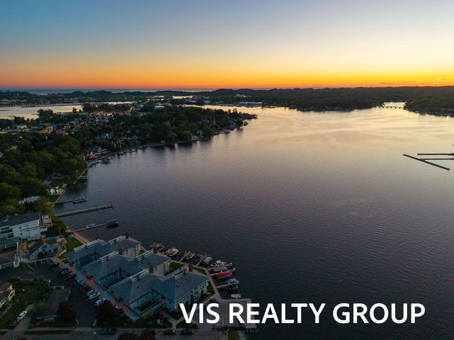 400 Lakeview Court 8B, Spring Lake Vllg, MI 49456