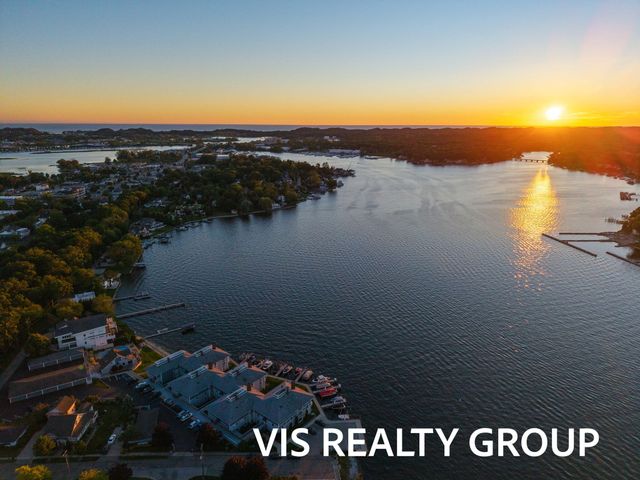 400 Lakeview Court 8B, Spring Lake Vllg, MI 49456