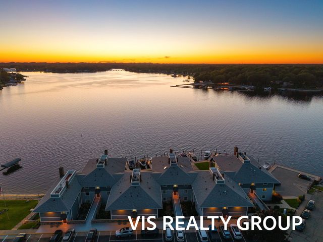 400 Lakeview Court 8B, Spring Lake Vllg, MI 49456
