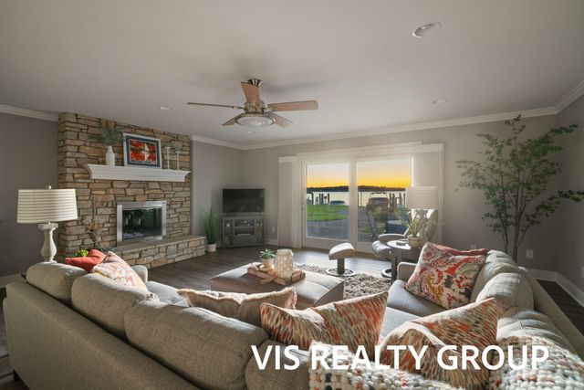400 Lakeview Court 8B, Spring Lake Vllg, MI 49456
