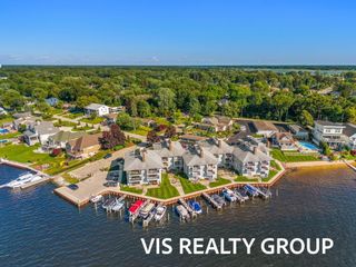 400 Lakeview Court 8B, Spring Lake Vllg, MI 49456
