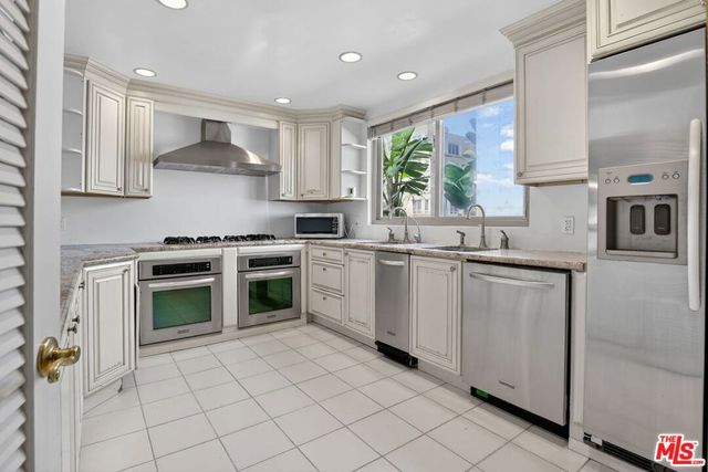 184 N Crescent Drive, Beverly Hills, CA 90210